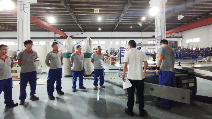 依斯倍定期開展安全培訓課程，組織人員演練應急預案